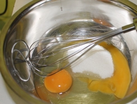 1. Этап. Творожные кексы в микроволновке: Взбейте яйца вместе с сахаром.