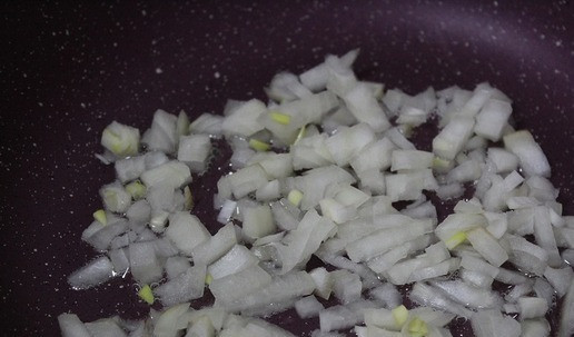 1. Этап. Салат с тунцом и маргеланской редькой: Лук порезать небольшим кубиком и обжарить в растительном масле