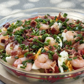 Салат с картофелем, креветками и беконом
