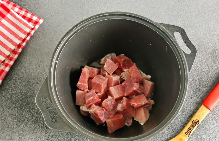 1. Этап. Немецкий гуляш: В казане или в любой посуде с толстым дном разогрейте масло. Выложите нарезанное кусочками мясо и обжарьте до появления легкой румяной корочки.