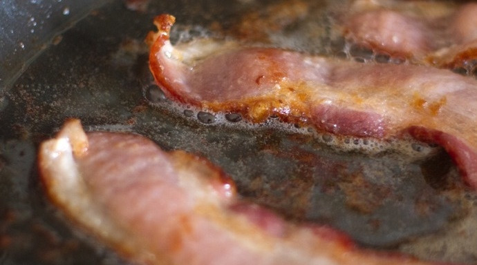 1. Этап. Глазированные кешью с беконом: 1. Обжарьте бекон на среднем огне. Посыпьте сахаром и жарьте 2 минуты.