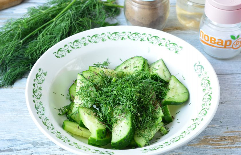 1. Этап. Шведский салат из огурцов: Всыпьте укроп.