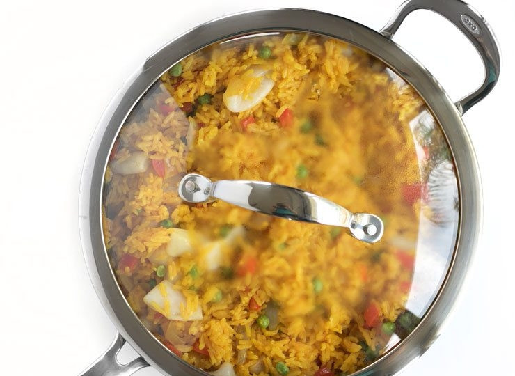 1. Этап. Рис с морепродуктами и овощами: 7. Тушите все на слабом огне под крышкой около 5-10 минут до готовности морепродуктов.