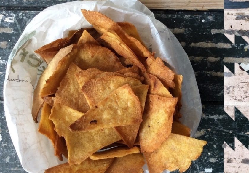 1. Этап. Чипсы из тортильи (плюс рецепт тортильи): 6. Посыпьте каждую лепешку солью и специями по вкусу, разделите на части и выложите на противень, полейте растительным маслом и отправьте в разогретую до 180 градусов духовку. Выпекайте до хрустящей корочки. Приятного аппетита!