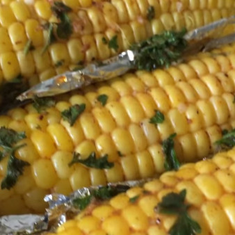 Кукуруза, запеченная со специями и зеленью