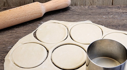 1. Этап. Вареники с вишнями (заварное тесто): 3. Отдохнувшее тесто разделяем на несколько кусков, каждый раскатываем толщиной 3-5 миллиметров, вырезаем круглые формы небольшим стаканом.