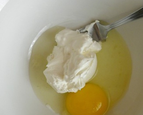 1. Этап. Мусс из вишни: Смешайте яйцо с творогом.