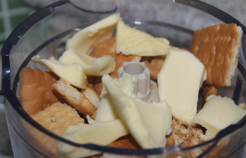 1. Этап. Творожный торт с бананом: В блендере печенье вместе со сливочным маслом измельчите в крошку.