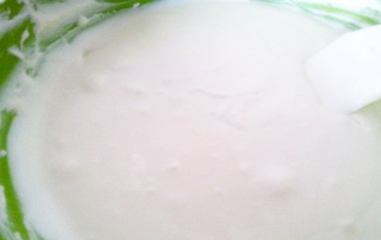 1. Этап. Летний тирамису с клубникой: 4. Добавьте взбитые сливки в маскарпоне, аккуратно перемешивая лопаткой снизу вверх. Крем должен получиться светлым, однородной консистенции.