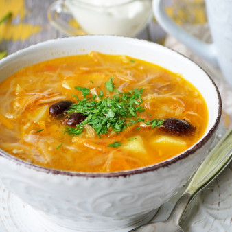 Щи со свежей капустой и фасолью