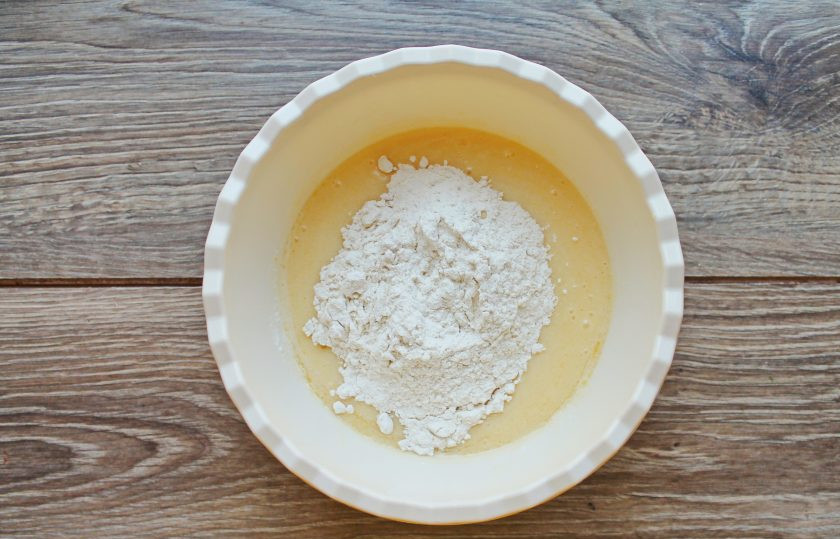 1. Этап. Пирог с малиной на кислом молоке: Муку смешайте с разрыхлителем и просейте в миску. Перемешайте до однородного теста, оно должно быть, как густая сметана.