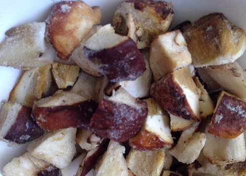 1. Этап. Суп из замороженных белых грибов: Картофель закипел, достаем из морозилки грибы. Я сразу же после того, как почищу грибы, нарезаю их небольшими кусочками и замораживаю.