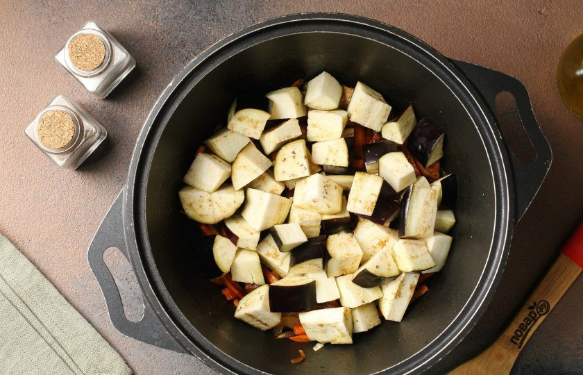 1. Этап. Плов из круглозёрного риса со свиной грудинкой и овощами: Затем добавьте нарезанный кубиками баклажан.