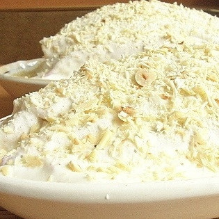 Блинный торт со сметанным кремом и клубникой