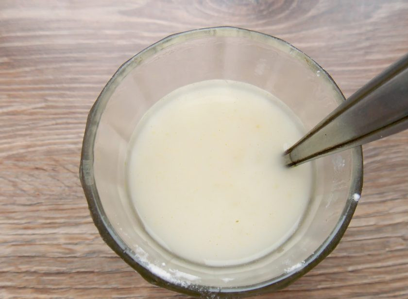 1. Этап. Сычуаньский соус: В холодный куриный бульон добавьте крахмал и перемешайте.