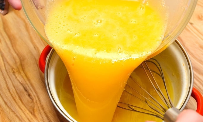 1. Этап. Быстрый лимонный пирог: 9. Соедините с лимонной основой и взбейте до однородности.