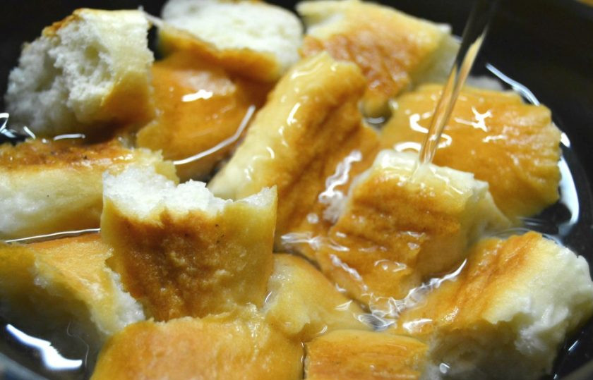 1. Этап. Котлетки из фарша: 1. Положите хлеб в миску, налейте в нее немного воды, оставьте на 15 минут. По истечении 15 минут хлеб размякнет, сделайте из него кашу.