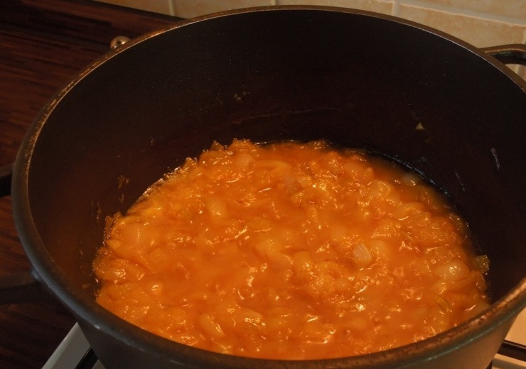 1. Этап. Курица по-еврейски: Теперь добавляем пол чайной ложки соды, хорошенько перемешиваем и уменьшаем огонь. Практически сразу лук станет пускать сок и поменяет цвет на желто-оранжевый. Тушим лук минут 5-6.