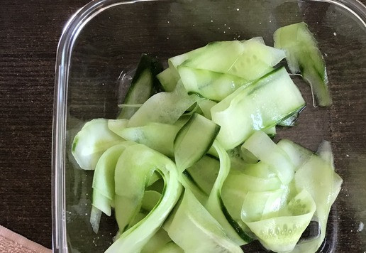 1. Этап. Хот-дог со свининой терияки: Огурцы нарезать ленточками при помощи овощечистки, посолить, перемешать и оставить на 10 минут, чтобы огурцы пустили слезу.