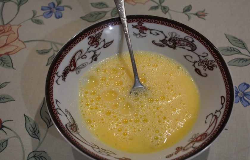 1. Этап. Отбивные с помидорами и сыром: 3. В миске взбейте яйцо с молоком. Добавьте немного соли. Сами кусочки тоже поперчите и посолите по вкусу.