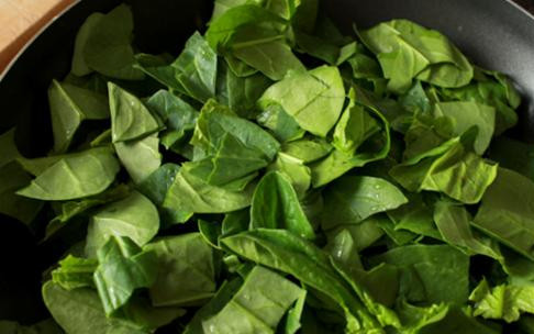 1. Этап. Перцы с зеленой пастой: Вымытый и порезанный на небольшие кусочки шпинат бросаем в сковороду с оливковым маслом. Тушим под крышкой 2 минуты, без крышки еще 2 минуты.