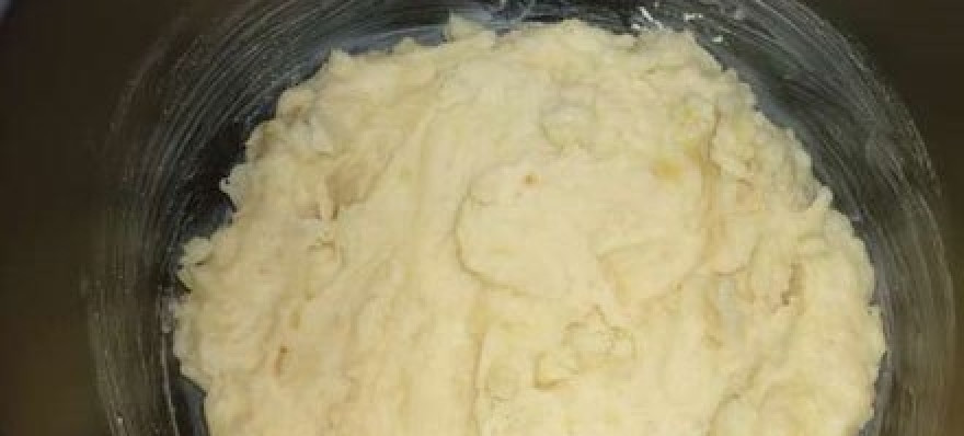 1. Этап. Картофельное пюре с фаршем в мультиварке: Картофель очистите от кожуры и нарежьте на кубики, чтобы он быстрее сварился. Положите его в кастрюльку, залейте водой и подсолите. Поставьте на плиту и отваривайте до готовности. Затем воду слейте и сделайте из картошки при помощи толкушки пюре.