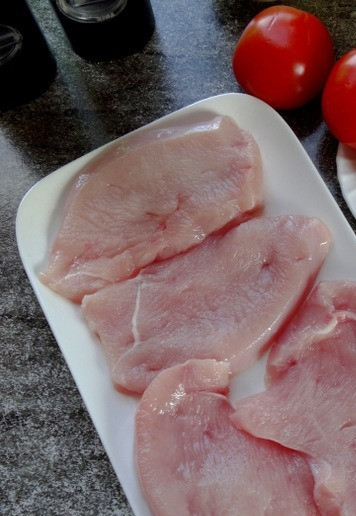 1. Этап. Индейка под шубой на гриле: Индейку промокнуть салфеткой.