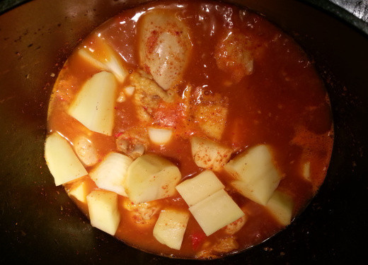 1. Этап. Тушеная картошка с курицей: 7. Оправьте картофель с луком к курице. Перемешайте. Картофельный крахмал сделает соус более густым.