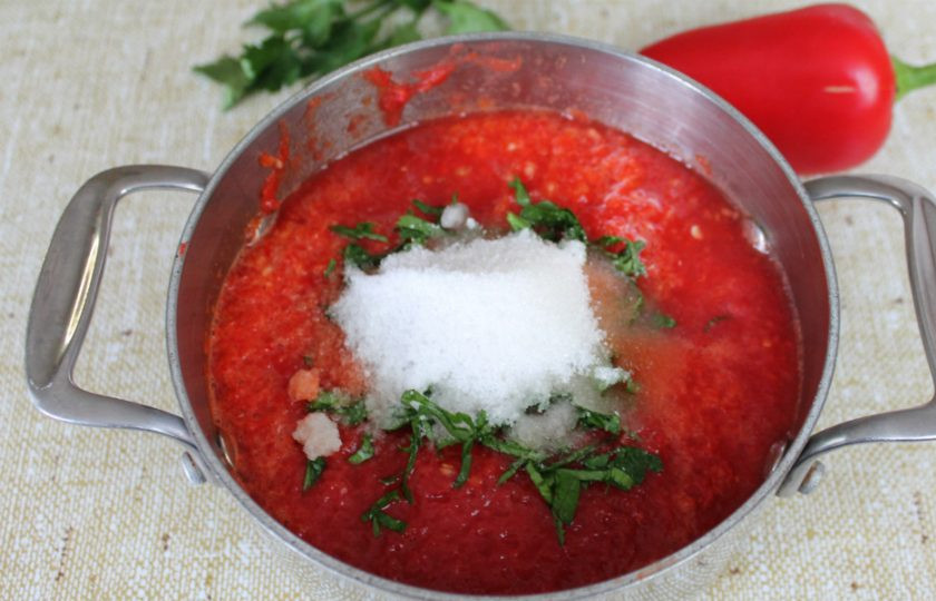 1. Этап. Помидоры в аджике на зиму: Насыпаем соль, перец и ставим кастрюлю на огонь. Кипятим пару минут.