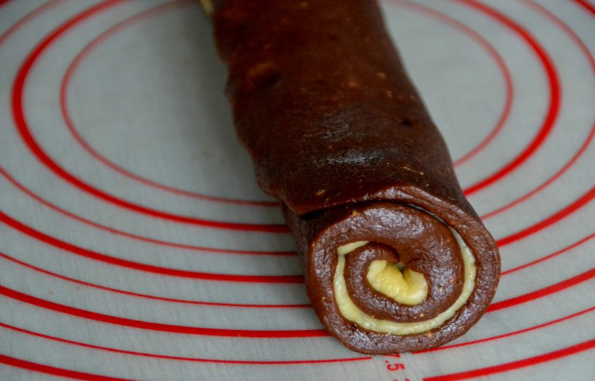 1. Этап. Саксонское печенье: Аккуратно сверните оба пласта теста в рулет, заверните в пищевую пленку и уберите в морозильную камеру на 40-60 минут.