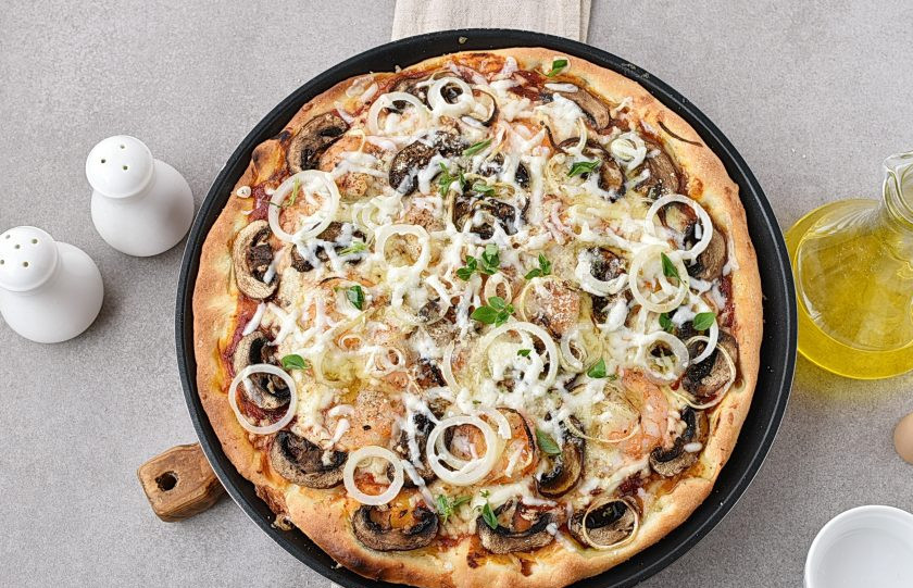 1. Этап. Пицца с креветками и грибами: Горячую пиццу посыпьте сразу тертым пармезаном для аромата, сбрызните еще оливковым маслом и украсьте свежим базиликом.