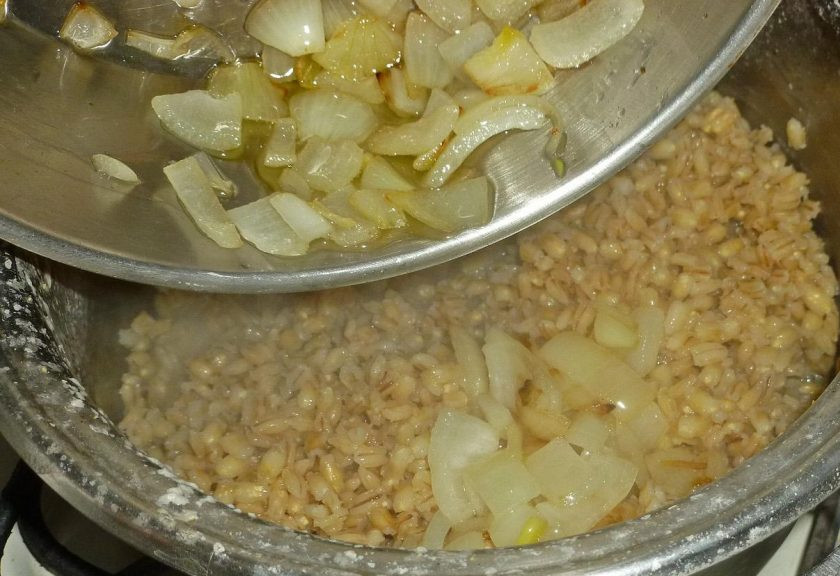 1. Этап. Перловка классическая: 5. Отправляем в кашу обжаренный лук и перемешиваем. Если вы варите перловку в обычной кастрюле, то поставьте ее спустя 30 минут на водяную баню. Я варила в кастрюле с толстым антипригарным дном, поэтому просто оставила емкость на слабом огне.