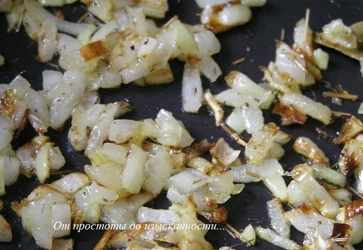 1. Этап. Креветки под шоколадным соусом: Через 8-10 минут снимите с огня, когда лук приобретет коричневатый оттенок.