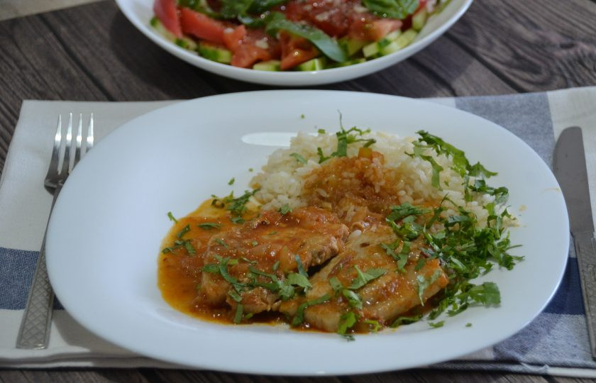 1. Этап. Виндалу из свинины с нектаринами: Подавайте виндалу с рисом, посыпав зеленью кинзы, полив соусом. Блюдо получилось очень вкусным, с ароматным кисло-сладким соусом, который гармонично сочетается со свининой. Можно подать к этому блюду овощной салат.