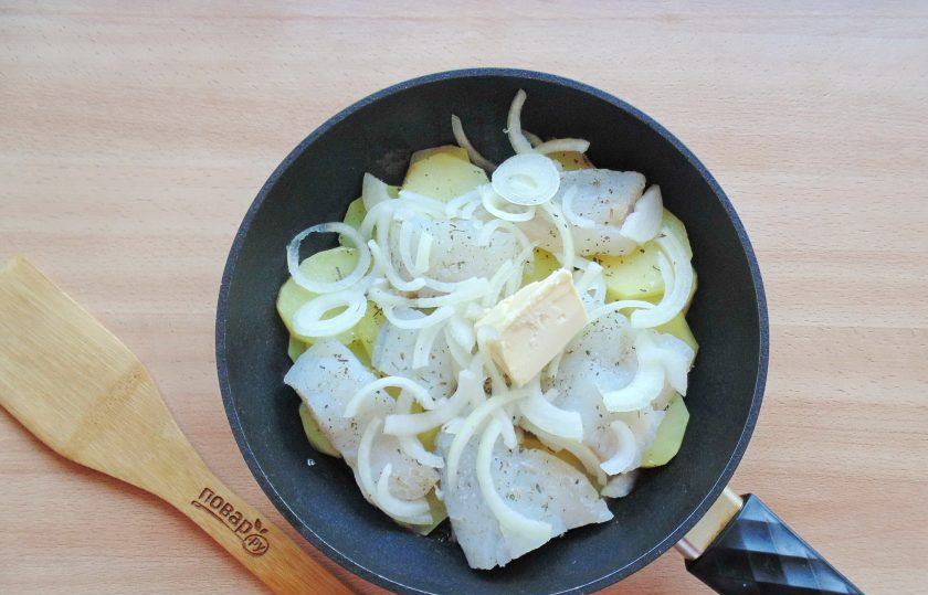 1. Этап. Хантейка: Добавьте кусочек сливочного масла. Налейте еще 50 мл. воды.