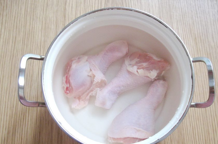 1. Этап. Куриный бульон с галушками из лаваша: Сварите куриный бульон. Для этого курицу помойте и выложите в кастрюлю, залейте водой. Доведите до кипения, затем огонь уменьшите и снимите пену.