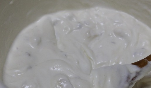 1. Этап. Торт Панчо: Сметанную массу добавить к ананасовой и перемешать.