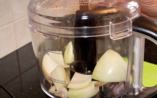 1. Этап. Пирожки с капустой на сдобном тесте: 11. Очистите лук от шелухи, разрежьте его пополам. Одну половинку разрежьте еще на несколько частей и измельчите в блендере, вторую отложите в сторону, она не нужна.