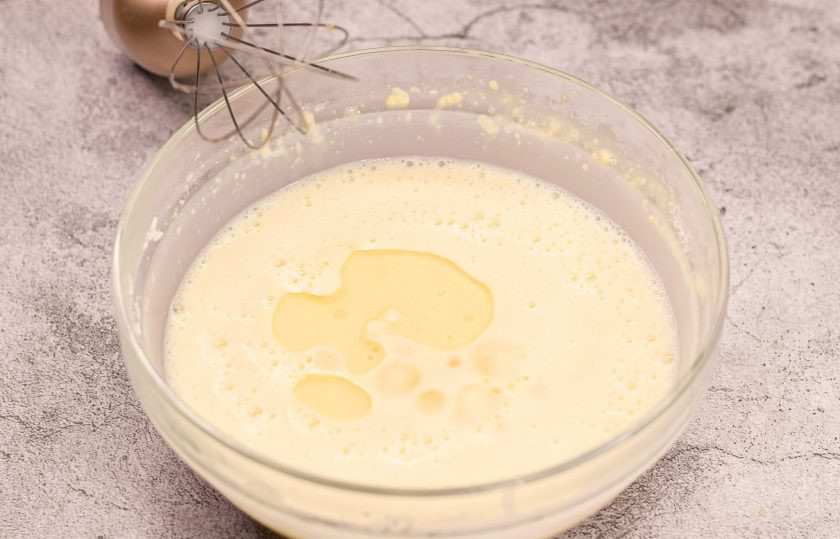 1. Этап. Блины с вишней в сметанном креме: Перемешайте все миксером, добавьте кипяток, еще раз перемешайте и влейте масло.