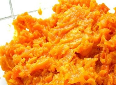 1. Этап. Торт на йогурте: Затем курагу можно пропустить через мясорубку или измельчить блендером.