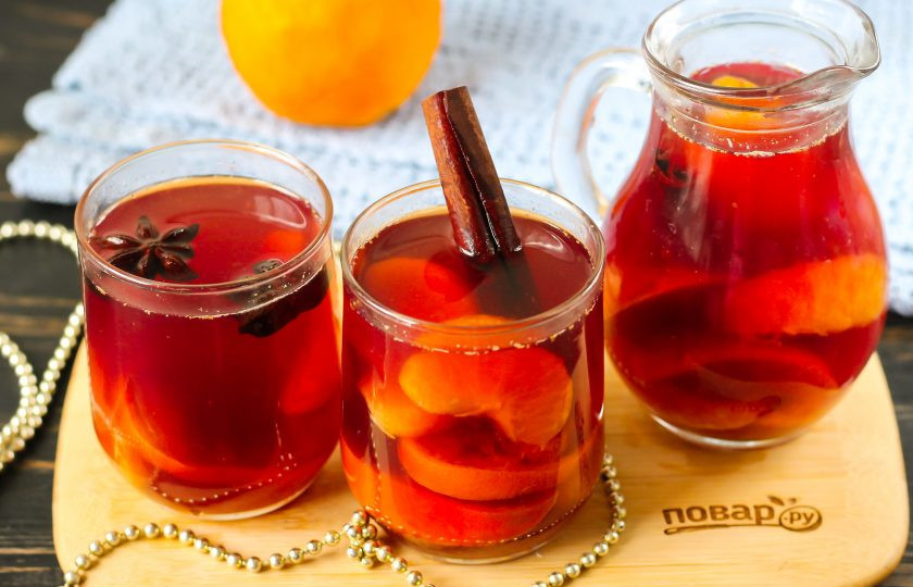 1. Этап. Глинтвейн с мандаринами: Разлейте горячий глинтвейн в стаканы или чашки, подайте друзьям или родным прямо в руки.