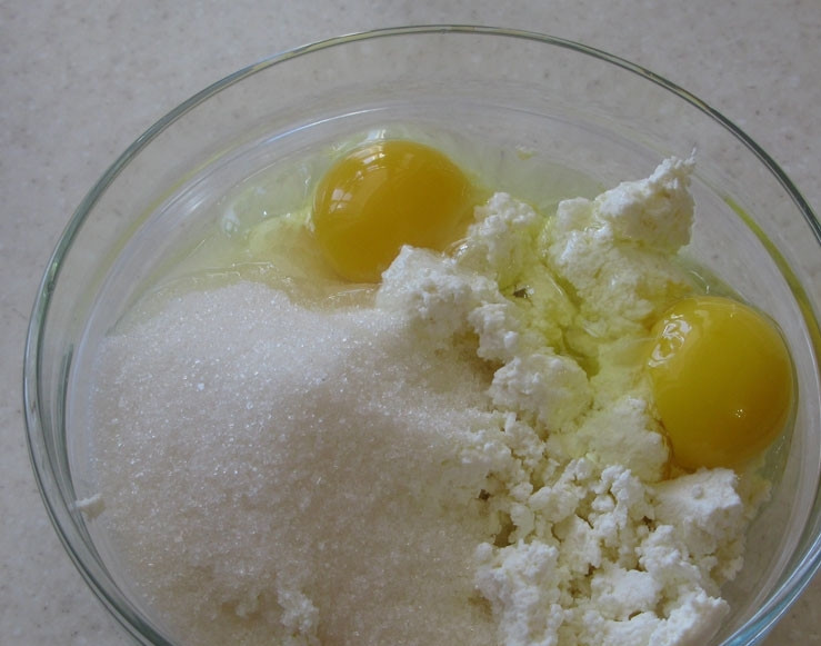 1. Этап. Брауни с творогом: 4. Взбейте творог, сахар и яйца. Лучше это сделать блендером, чтобы получилась однородная масса.