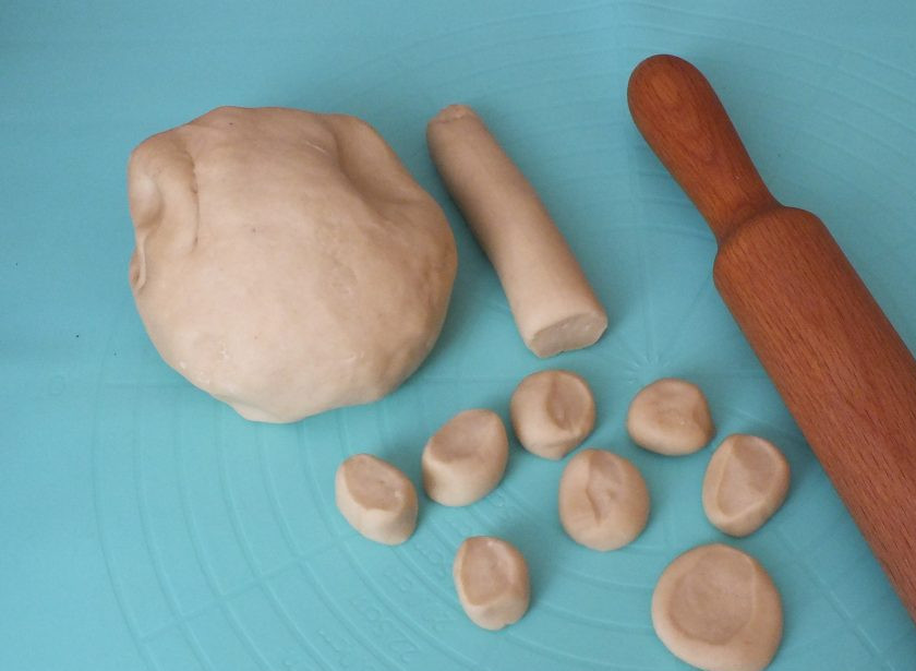 1. Этап. Пельмени с сыром и мясом: Через 20 минут тесто еще раз обомните и оно готово к разделке. Выберите для себя удобный способ. Я пользуюсь следующим: от основного количества теста отрезаю небольшой кусочек, подкатываю его в жгут, нарезаю кусочки размером с фалангу пальца.