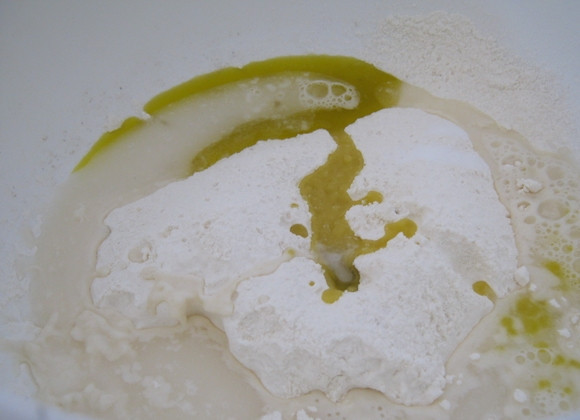 1. Этап. Турецкая лепешка гезлеме: Приготовьте тесто. В миску просейте муку, добавьте соль, влейте воду и масло.