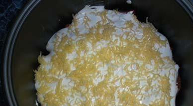 1. Этап. Рыба в сливках в мультиварке: Заливаем все сливками и сверху посыпаем тертым сыром. Закрываем крышку мультиварки, включаем режим 