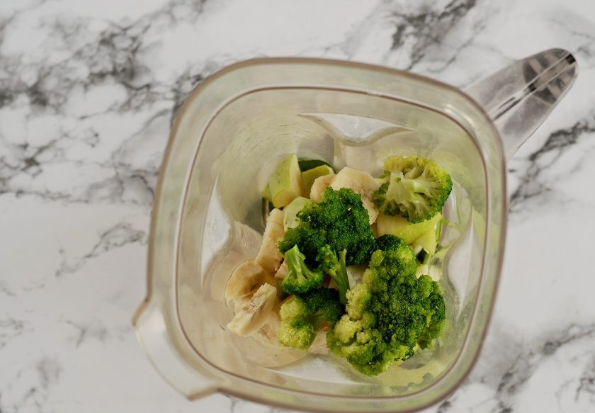 1. Этап. Смузи из брокколи: Измельчите все ингредиенты в блендере до однородной консистенции.