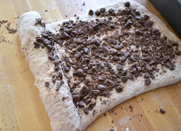 1. Этап. Рулет из хлебного теста с шоколадом: 6. Шоколадную стружку распределите по тесту.