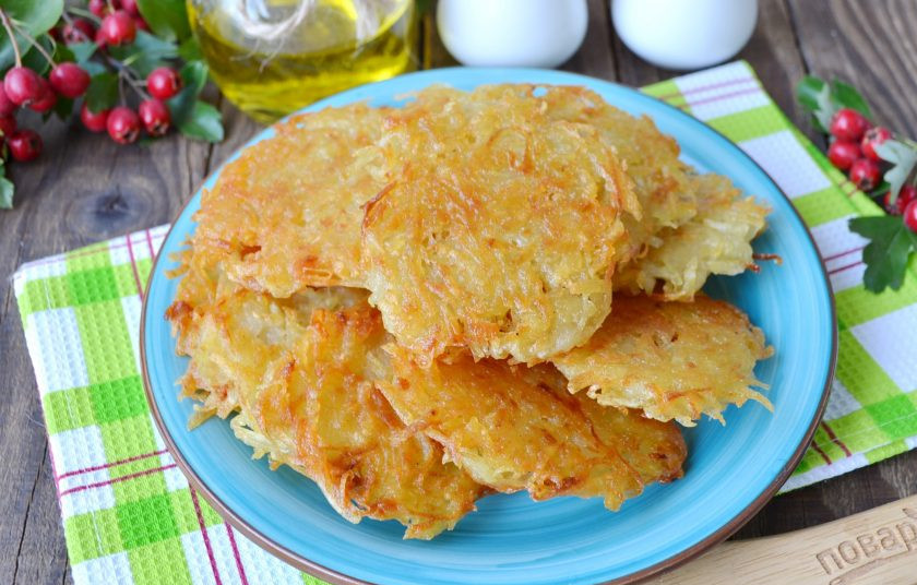 1. Этап. Драники (мастер-класс): Снимайте драники со сковороды на бумажное полотенце, потом на тарелочку. Подавайте горячими со сметаной, приятного аппетита!