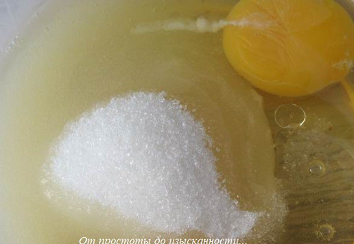 1. Этап. Творожно-шоколадный кекс с алычой: Два яйца взбейте с сахаром (100 г), растительным маслом (40 г) и ванилином.