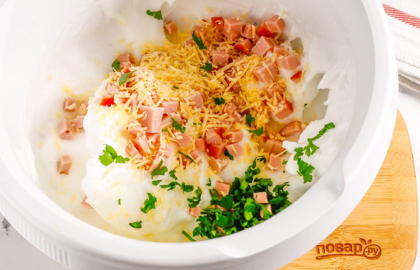 1. Этап. Белковые маффины: Ветчину нарежьте мелким кубиком, сыр натрите на терке с мелкими ячейками, а промытую зелень измельчите. Добавьте все в емкость к взбитым белкам и перемешайте.